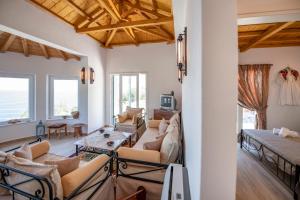 Posezení v ubytování Avgi Villa + 37 fotografií