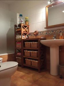 La salle de bains est pourvue d'un lavabo, de toilettes et d'un miroir. dans l'établissement ELUR ETXEA, à Isaba