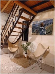 a room with two chairs and a painting on the wall at Las Flores, casa del valle in Potrerillos