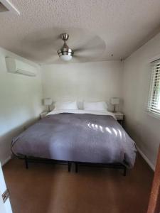 una camera con letto e ventilatore a soffitto di Becky's Condo a Mariposa