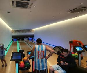 a group of men standing in a bowling alley at SALINAS PREMIUM RESORTS in Salinópolis