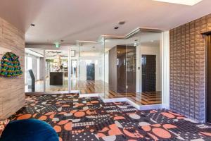 a lobby with a large rug on the floor at GLITTER in Otaru