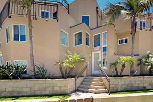 dom z palmami przed nim w obiekcie Asbury Haven w mieście San Diego
