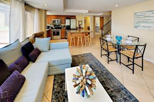 uma sala de estar com um sofá e uma mesa em Asbury Haven em San Diego