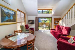 een woonkamer met een tafel en stoelen bij Arrow Getaway - Arrowtown Holiday Home in Arrowtown