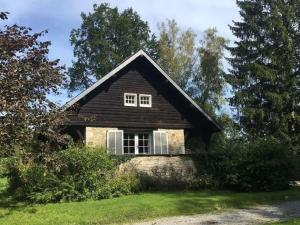 ヴィエルサルムにあるQuietly located country house in Vielsalmの緑地の上に座る小屋