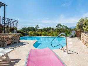 einen Pool mit einer rosa Yogamatte davor in der Unterkunft Modern Villa in Mougins with Private Pool in Mougins