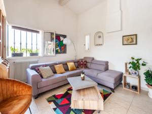 ein Wohnzimmer mit einem Sofa und einem Tisch in der Unterkunft Modern Villa in Mougins with Private Pool in Mougins