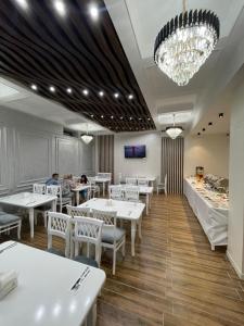 En restaurang eller annat matställe på Shohjahon Palace Hotel & Spa