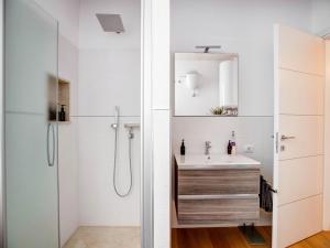 łazienka z umywalką i prysznicem w obiekcie Apartment in Cagliari near Central Station w Cagliari +30 zdjęć