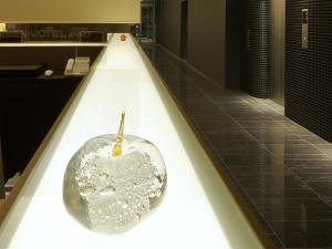 Hakata Green Hotel Annex في فوكوكا: قطعة زجاج معروضة على طاولة في متجر