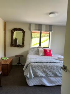 Postel nebo postele na pokoji v ubytování Kahu Farm Apartment
