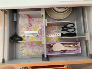 szufladę z zabawkami wypełnioną przedmiotami w kuchni w obiekcie グランスイート新都心 w mieście Naha