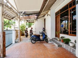 un groupe de motocycles garés à l'intérieur d'un bâtiment dans l'établissement SPOT ON 91117 Sriwijaya Residence Syariah, à Bandung