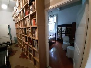 a hallway with book shelves filled with books at Villa Al Ponte in Case Malva