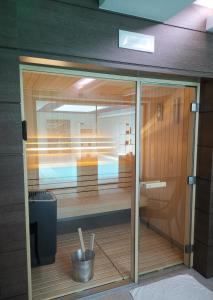 uma porta de vidro com um reflexo de uma varanda em Hotel Arbatasar em Arbatax