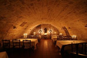 a room with tables and chairs in a tunnel at Stadthotel Patrizier in Schmalkalden