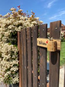 VicoforteにあるCasa Maddalenaの木塀(歓迎看板、花の茂み)
