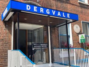 una señal para un concesionario de automóviles frente a un edificio en Dergvale Hotel en Dublín