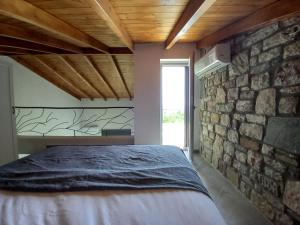Postel nebo postele na pokoji v ubytování Koroni Stone House, newly built studios by the sea