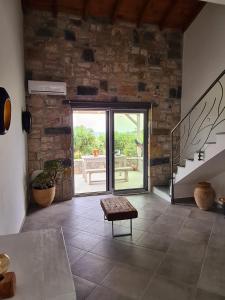Posezení v ubytování Koroni Stone House, newly built studios by the sea