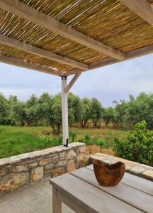 Zahrada ubytování Koroni Stone House, newly built studios by the sea