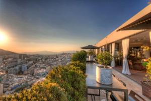 uma vista da cidade a partir da varanda de uma casa em President Hotel em Atenas