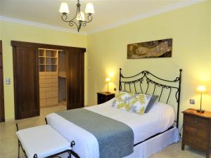 Ein Bett oder Betten in einem Zimmer der Unterkunft Villa with private pool and tennis court 150 metres from the sea-Villa el Olivo