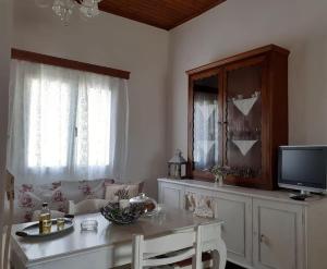 Telewizja i/lub zestaw kina domowego w obiekcie Flower house