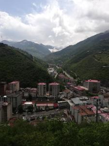 vista su una città con montagne sullo sfondo di Yavuz Luxury Apartments a Macka