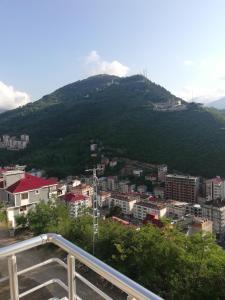 uitzicht op een stad met een berg op de achtergrond bij Yavuz Luxury Apartments in Macka