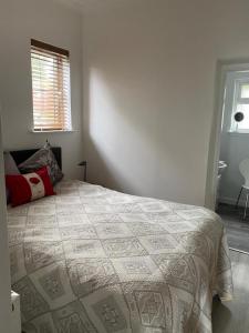 um quarto com uma cama e uma janela em Ards House Self catering apartment with sea views em Oban