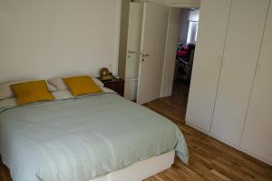 雷卡納蒂的住宿－Finestra sul mare，一间卧室配有一张带两个黄色枕头的床