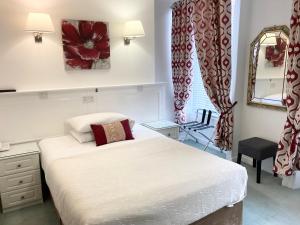 Katil atau katil-katil dalam bilik di Dergvale Hotel