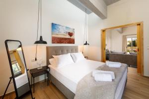 Uma cama ou camas num quarto em Senses Suites