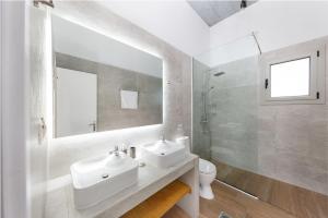 Uma casa de banho em Senses Suites