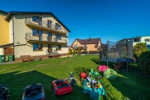 un hombre está jugando en un trampolín en un patio en Willa Rossa, en Władysławowo