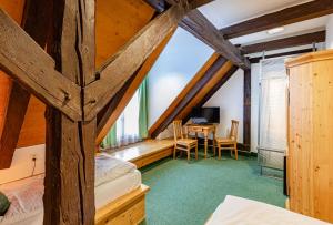 Postel nebo postele na pokoji v ubytování Wellness Hotel Zámeček + 37 fotografií