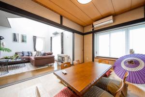a living room with a table and a purple umbrella at THE BEEHIVEⅠ in Sapporo