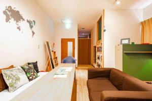 een woonkamer met een bank en een tafel bij NUPURI in Otaru
