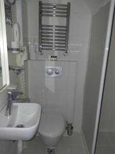 イスタンブールにあるジャスト イン ホテルの白いバスルーム(トイレ、シンク付)