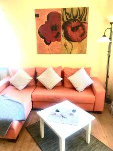 ein Wohnzimmer mit einem Sofa und einem Tisch in der Unterkunft Ferienwohnung Mosel in Valwig