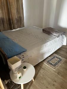 sypialnia z łóżkiem ze stołem obok w obiekcie Cosy Seaview w mieście Pointe aux Sable