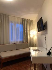 A television and/or entertainment centre at Iolkos Hotel Apartments