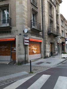 an empty street in front of a building at Toul superbe appartement plein centre in Toul