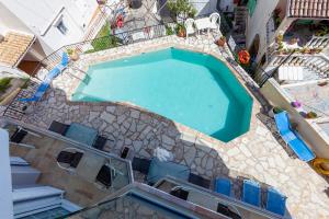 een uitzicht over een zwembad in een gebouw bij Limani Apartments in Kassiopi