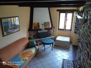 sala de estar con sofá y chimenea en Casa Romantica in Liguria, en Testico