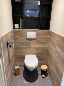 een badkamer met een wit toilet in een kamer bij GITE DE LA FAMENNE in Marche-en-Famenne