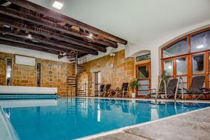 Bazén v ubytování Wellness Hotel Zámeček nebo v jeho okolí