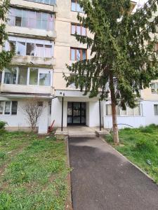 シビウにあるSibiu My Homeの前に木があるアパート